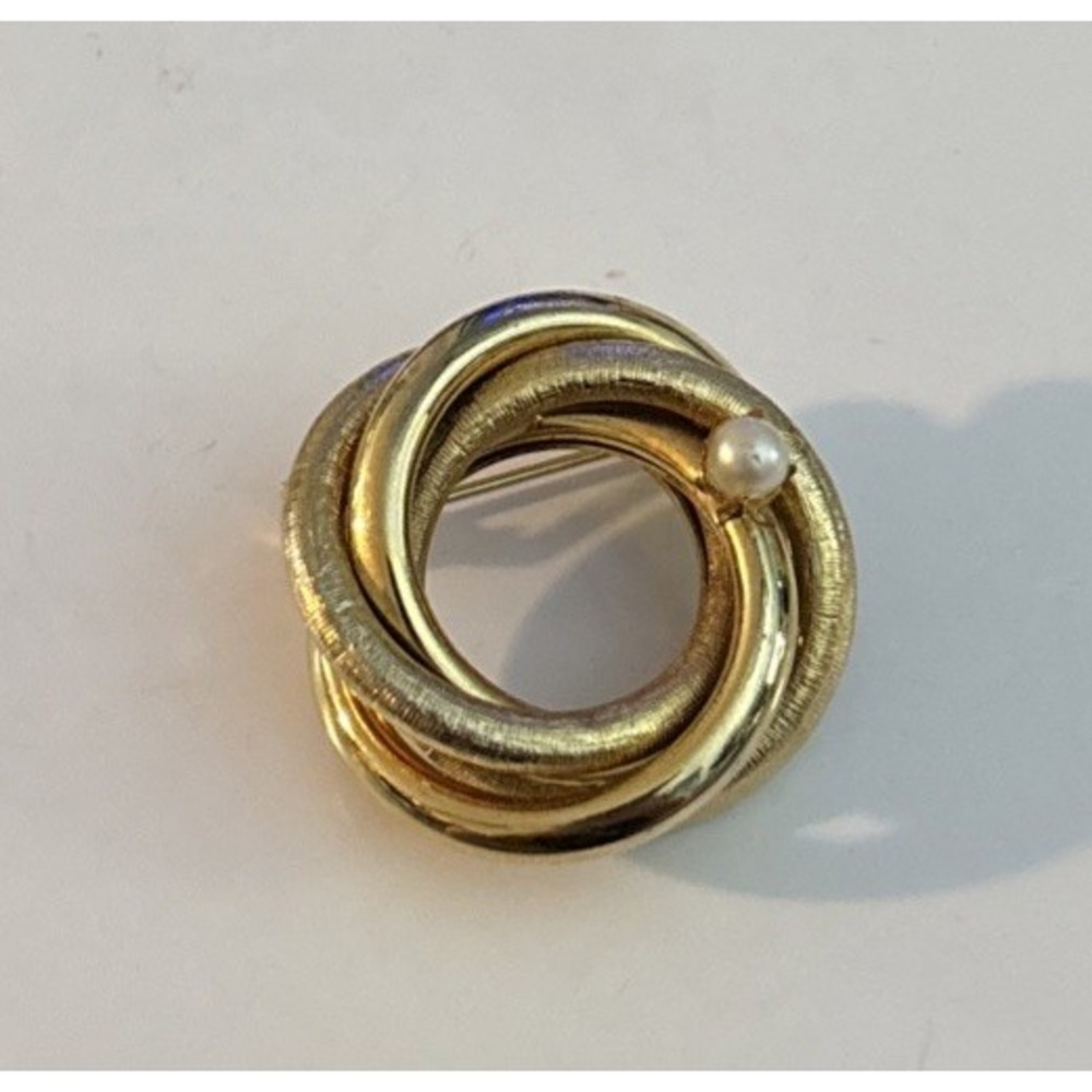 White Faux Pearl Textured Gold Tone Hollow Metal Tube Knot Brooch Pin Vintage 1"